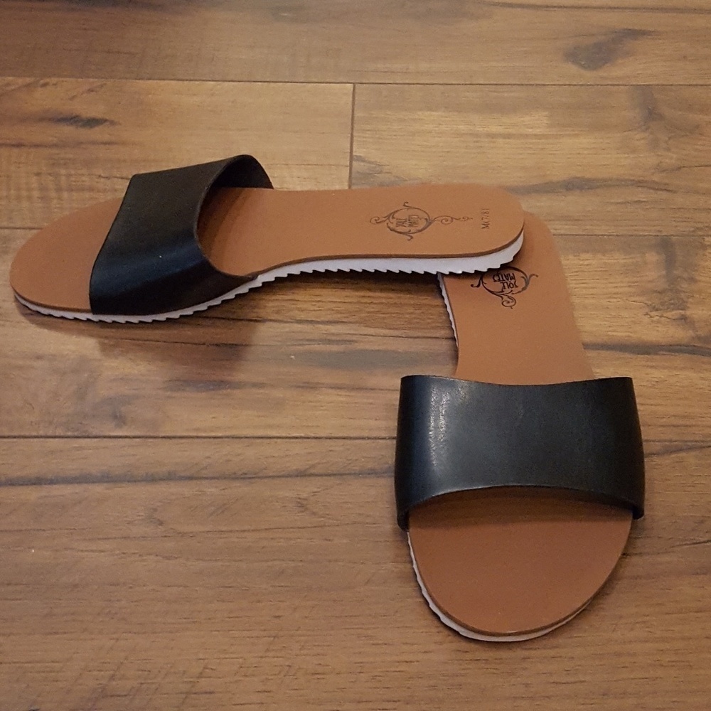 🆕 Soul Mates - Black Slip Ons